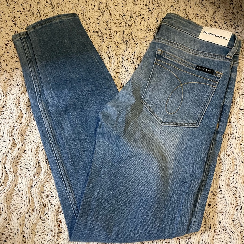 Calvin Klein Women's Skinny Jeans in Medium Blue Wash - Picture 3 of 3